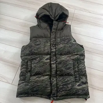 백 채널 카모 패턴 다운 베스트 (카키)