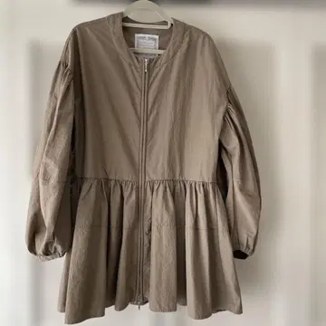 새상품! 택 포함 비어즐리 베이지 프릴 자켓