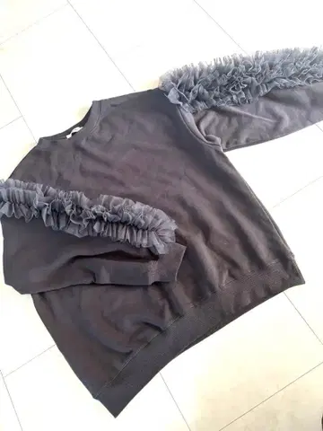 완판템 SNIDEL 프릴 맨투맨