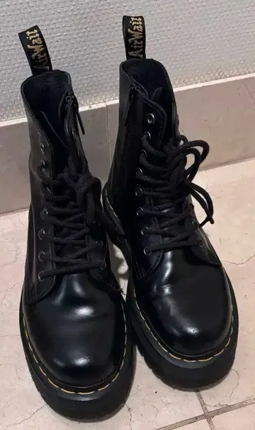 닥터마틴 JADON 8홀 통굽 부츠 37