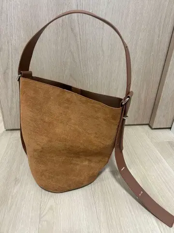 브라운 스웨이드 양동이형 백 인조 가죽