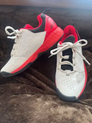 중고 요넥스 테니스화. 22cm. 빨흰. YONEX