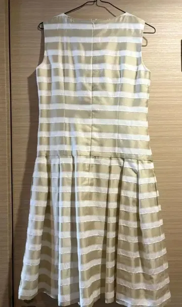 샴페인 골드와 화이트 스트라이프 슬리브리스 원피스