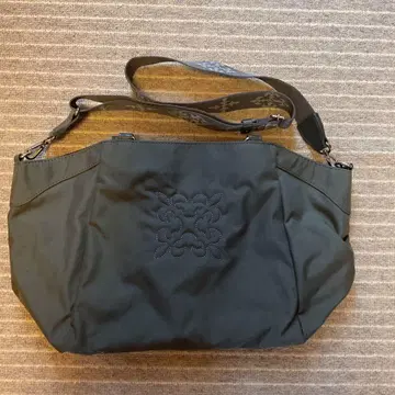 숄더백 다크 그레이 자수 디자인