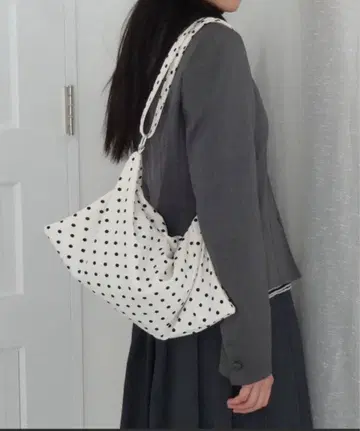 FEKETE 화이트 도트 무늬 숄더백
