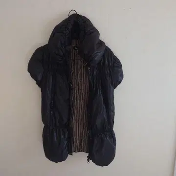 ISAKO .HO 블랙 다운 베스트 후드 부착