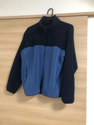 유니클로 플리스 자켓 네이비와 블루