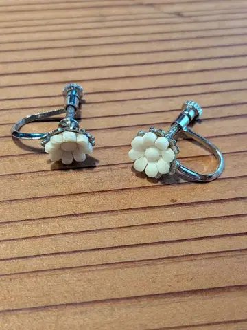 레어 빈티지 화이트 꽃 모양 귀찌 60년 이상 된 것