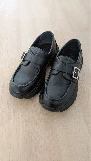 ELLUV/엘르 7cm 볼륨 하이 밑창 메탈 버클 모드 로퍼