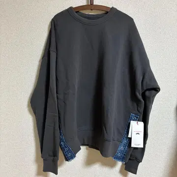 IN THE MARKET 상의 Hughug