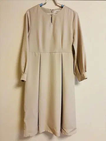 index 베이지 긴팔 무릎 기장 원피스