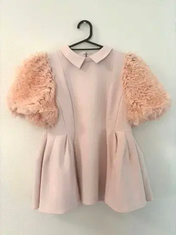 프릴 장식 핑크 반팔 셔츠 셀프리드 페플럼 프릴 카라 부착