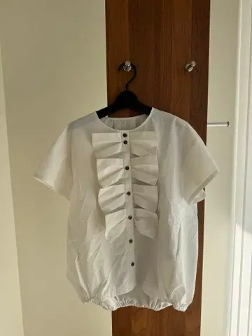 리본 포함 화이트 반팔 셔츠