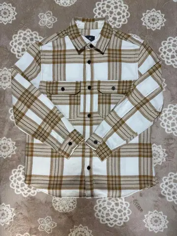 체크 무늬 플란넬 셔츠 화이트와 브라운