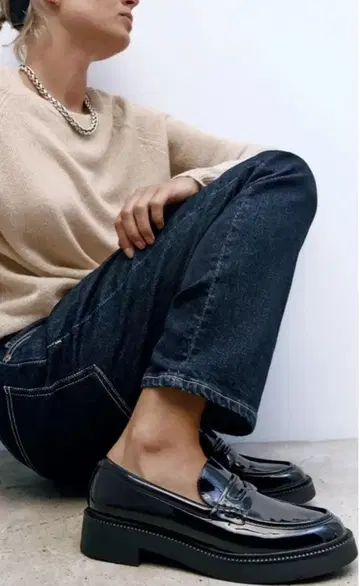ZARA 블랙 에나멜 로퍼 통굽