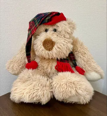 체크 모자와 머플러가 달린 큰 강아지 봉제 인형