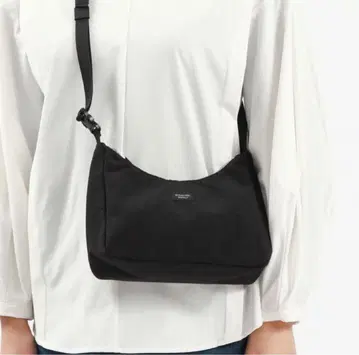 스탠다드 서플라이 트라이앵글 숄더 S 블랙