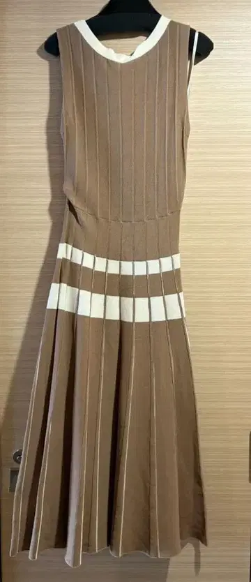 셀포드 브라운 슬리브리스 니트 원피스