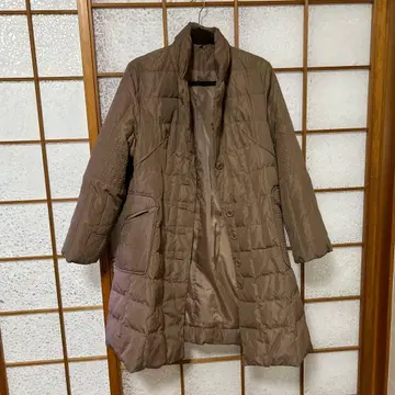 브라운 다운 자켓 무릎 아래 기장