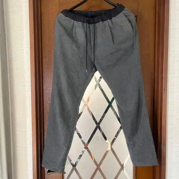 뷰티 앤 유스 그레이 팬츠