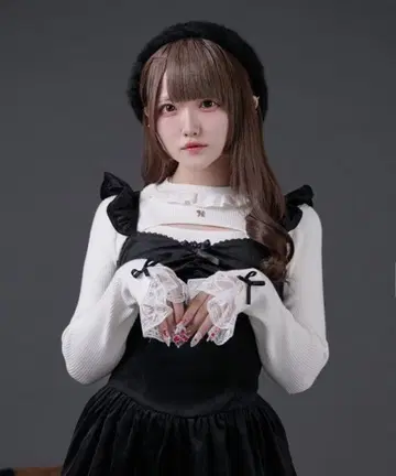 palelfy 바스트 오픈 로고 참 리브 니트 화이트