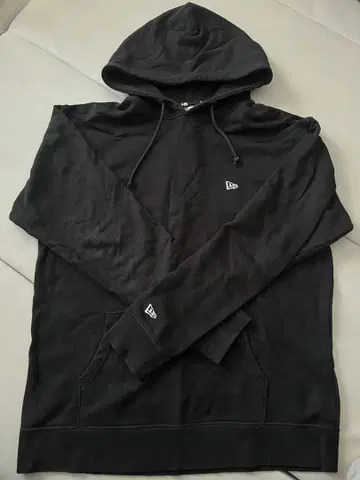 NEWERA 블랙 후드 부착 후드티