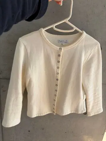 크림색 긴팔 가디건 버튼 포함