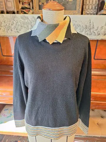 개성 있는 컬러풀 옷깃의 블랙 니트 스웨터