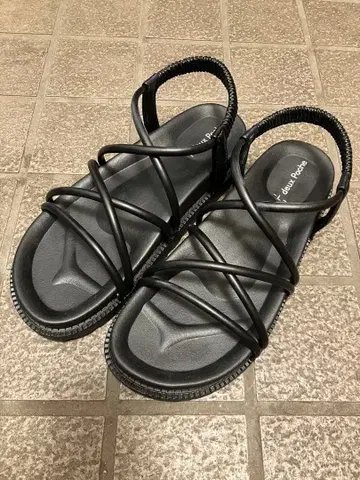 deux Poche 블랙 스트랩 샌들