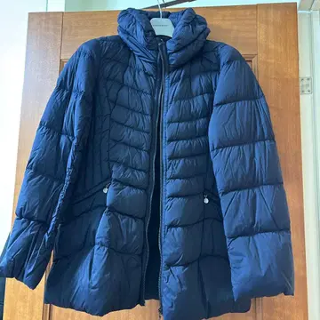 인 데어 슈타트 다우넨 후드 부착 다운 자켓 네이비