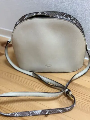 LOWELL 베이지 스네이크 패턴 숄더백