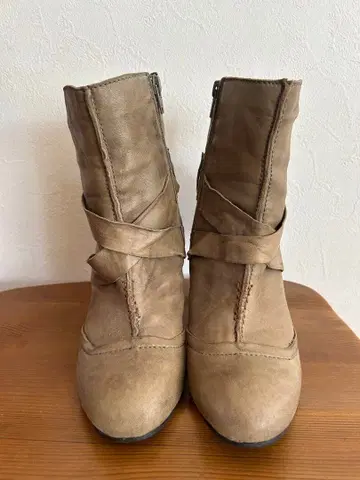 [ 이탈리아제 ] 베이지 스트랩 부티 중간 힐