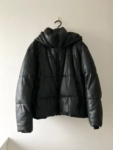 ZARA 블랙 다운 자켓 M 사이즈 인조 가죽