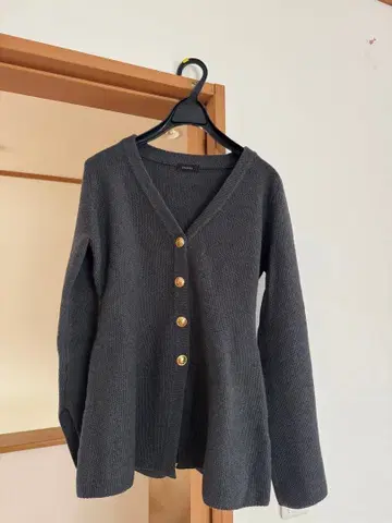 아뉴앙스 허리 쉐이프 페플럼 니트 자켓 골드 버튼 가디건