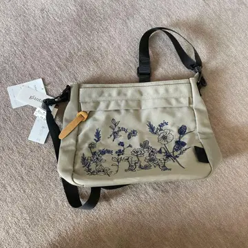 꽃무늬 자수 숄더백