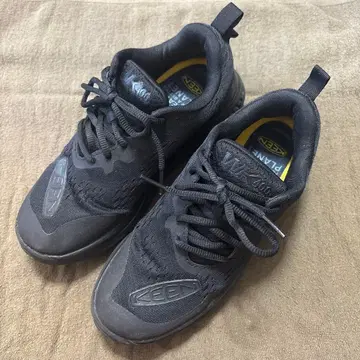 KEEN 블랙 스니커즈
