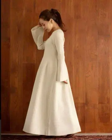 크림색 플레어 슬리브 원피스