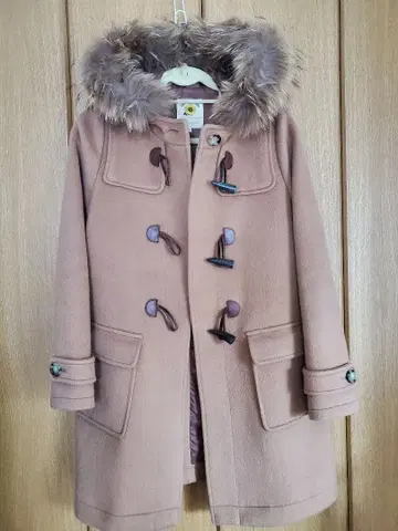 퍼 달린 베이지 더플 코트