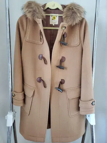 퍼 달린 베이지 더플 코트