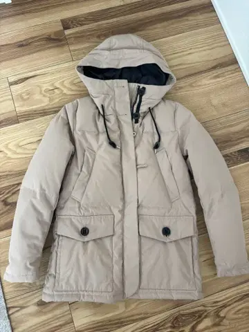 베이지 다운 자켓 후드 부착