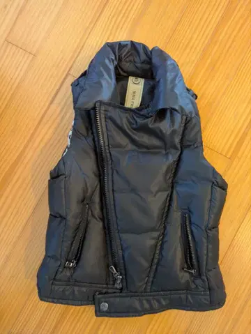 레오파드 무늬 안감의 블랙 다운 베스트 깃털 새상품급