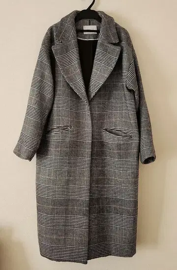 그레이 계열 체크 더블 브레스트 체스터 코트