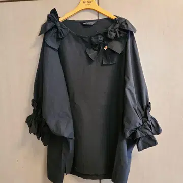 포테치노 블라우스