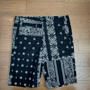 HUF 반다나 패턴 숏팬츠 30