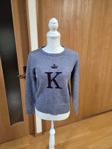 쿠미쿄쿠 로고 자수 그레이 긴팔 니트