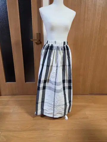 미사용 새상품 체크 무늬 플레어 스커트 베이지 프리 사이즈