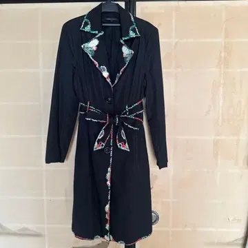 BCBG MAX AZRIA 블랙 트렌치코트