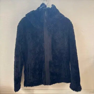 후드 부착 블랙 자켓