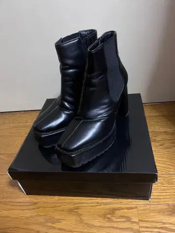 블랙 통굽 하이힐 부츠