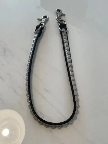 ThCbn 피라미드 스터드 가죽 지갑 체인